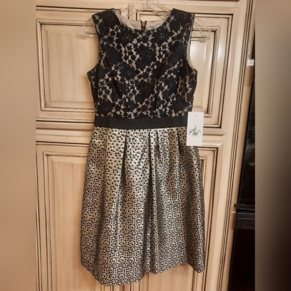 Taylor Size 2 - Black Gold Beautiful Knee Length Dress! Beautiful‎